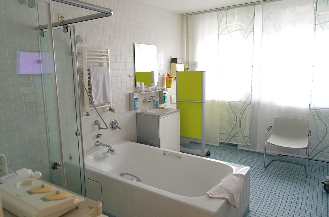 Badezimmer mit Wanne und Dusche