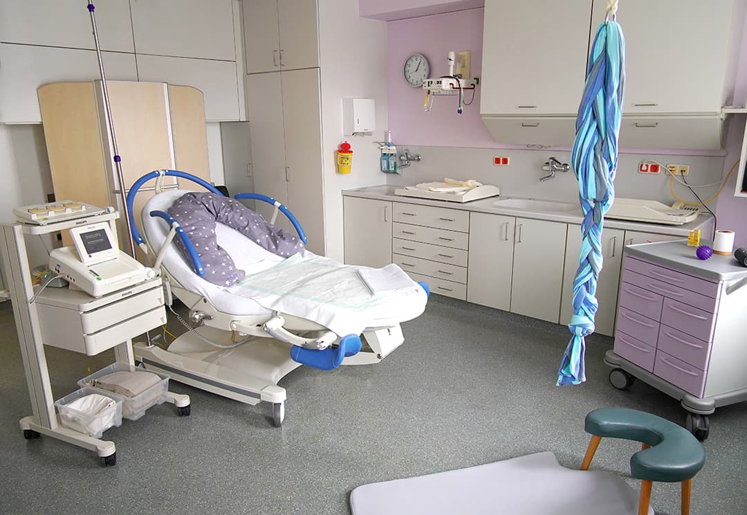 Kreißsaal mit CTG und Gebärtuch